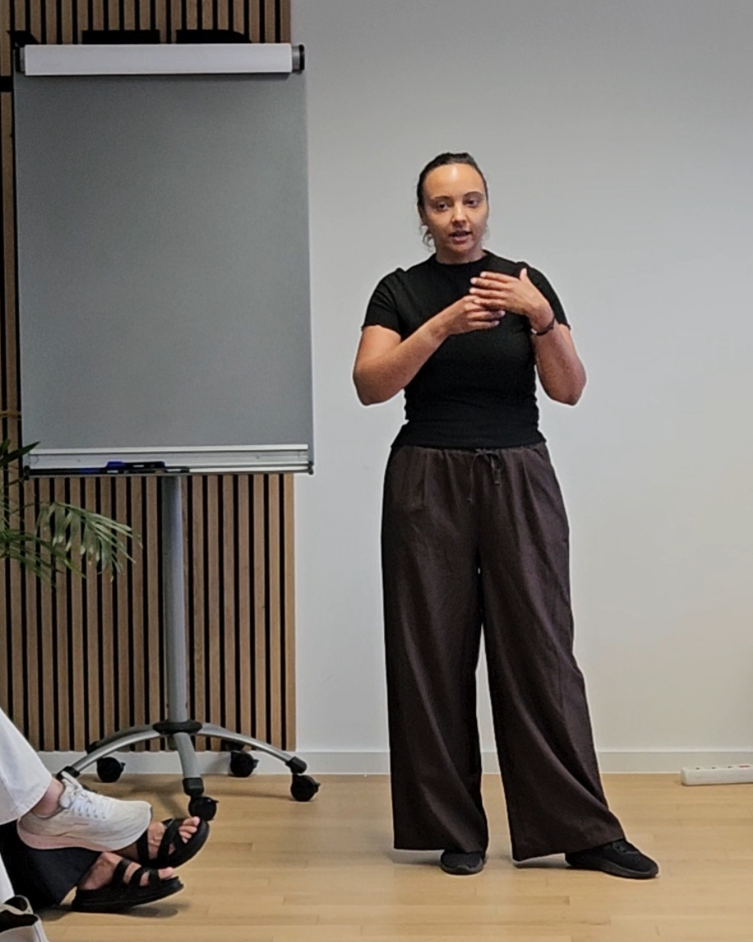 Teilnehmerin präsentiert eine Übung während der NLP Practitioner Ausbildung
